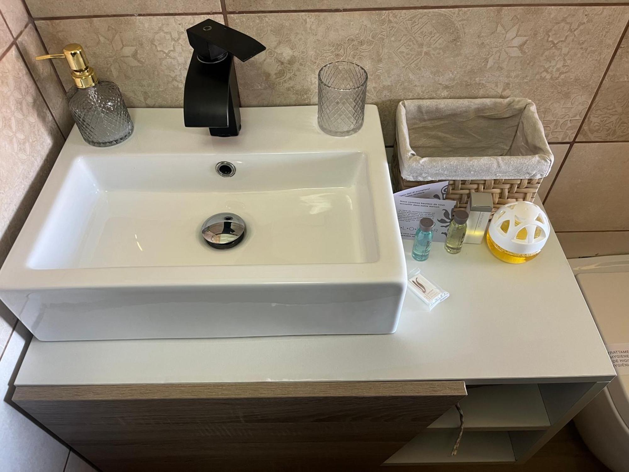 Pommy House Apartment ตอร์เร เดย์ กอร์ซารี ภายนอก รูปภาพ